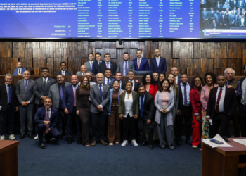 Rodrigo Bacellar recebe apoio unânime na Alerj e se destaca como liderança que une diferentes espectros políticos. Parlamentares posam juntos em sinal de respeito mútuo.