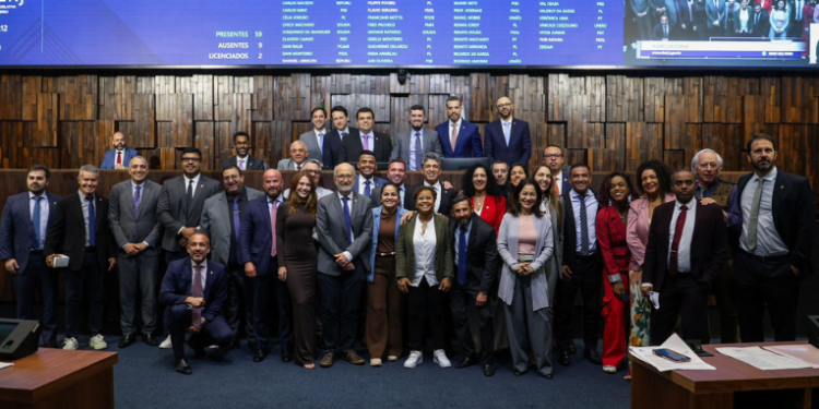 Rodrigo Bacellar recebe apoio unânime na Alerj e se destaca como liderança que une diferentes espectros políticos. Parlamentares posam juntos em sinal de respeito mútuo.