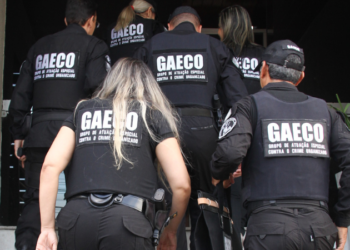 A Operação Laços de Família, conduzida pelo GAECO com apoio da Polícia Civil e PM, desmantelou núcleos criminosos ligados ao PCC em Mirandópolis, apreendendo drogas, celulares e valores em dinheiro.