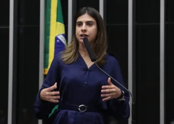 Camila Jara (PT-MS), inicialmente acusada de agredir Nikolas Ferreira (PL-MG), não foi incluída na lista de parlamentares investigados pela Corregedoria da Câmara. Caso imagens confirmem agressão, ela poderá ser denunciada.