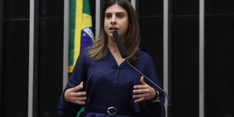 Camila Jara (PT-MS), inicialmente acusada de agredir Nikolas Ferreira (PL-MG), não foi incluída na lista de parlamentares investigados pela Corregedoria da Câmara. Caso imagens confirmem agressão, ela poderá ser denunciada.