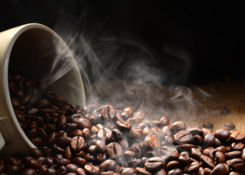 Operação Café Real apreende seis toneladas de café adulterado em 15 estabelecimentos no Rio de Janeiro. Produtos com selo falsificado podem representar risco à saúde do consumidor.