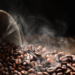 Operação Café Real apreende seis toneladas de café adulterado em 15 estabelecimentos no Rio de Janeiro. Produtos com selo falsificado podem representar risco à saúde do consumidor.