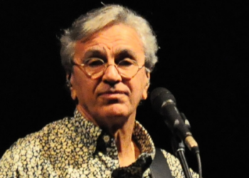 Caetano Veloso em apresentação no Festival Natura Musical em Belo Horizonte, em 4 de agosto de 2013; foto por Lunna Campos .