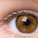 Erros de refração não corrigidos são a principal causa de deficiência visual entre crianças brasileiras. Triagem oftalmológica precoce é essencial para prevenir impactos no desenvolvimento escolar e social.