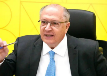 Brasil dá início à aplicação da Lei de Reciprocidade em resposta à tarifa de 50% imposta pelos EUA. Governo avalia contramedidas para proteger setores como aço e carvão siderúrgico.