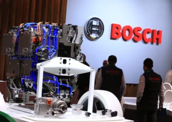 Bosch anuncia corte de 13 mil empregos na Alemanha após prejuízo de US$ 2,9 bilhões. Empresa planeja ajustes estruturais e redução de custos operacionais até 2030.