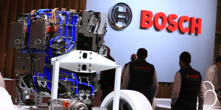 Bosch anuncia corte de 13 mil empregos na Alemanha após prejuízo de US$ 2,9 bilhões. Empresa planeja ajustes estruturais e redução de custos operacionais até 2030.