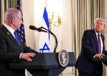 Trump estabelece prazo de três a quatro dias para que o Hamas aceite seu plano de paz para Gaza, ameaçando retaliação em caso de recusa, enquanto Israel mantém ofensiva militar e a comunidade internacional observa atentamente.