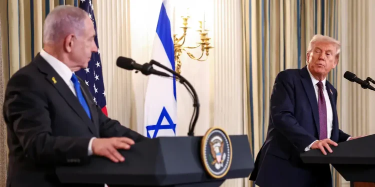 Trump estabelece prazo de três a quatro dias para que o Hamas aceite seu plano de paz para Gaza, ameaçando retaliação em caso de recusa, enquanto Israel mantém ofensiva militar e a comunidade internacional observa atentamente.
