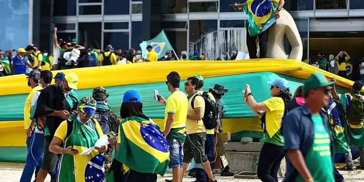 O cientista político Gabriel Rezende avalia que o bolsonarismo vive um enfraquecimento após tentativa de golpe e lança livro sobre populismo de direita no Brasil.