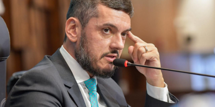 Suposta delação de Rodrigo Bacellar viraliza nas redes, mas aliados e advogados negam existência de proposta.
