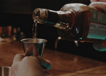 Três mortes por bebidas adulteradas com metanol já foram confirmadas em São Paulo. Veja sintomas, riscos e medidas de proteção.
