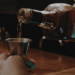 Três mortes por bebidas adulteradas com metanol já foram confirmadas em São Paulo. Veja sintomas, riscos e medidas de proteção.