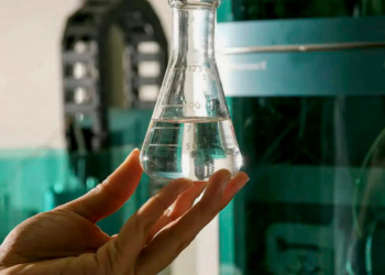 Terceira morte em SP por suspeita de metanol reacende alerta sobre bebidas adulteradas. Saiba como identificar falsificações e sintomas de intoxicação.