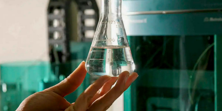 Terceira morte em SP por suspeita de metanol reacende alerta sobre bebidas adulteradas. Saiba como identificar falsificações e sintomas de intoxicação.