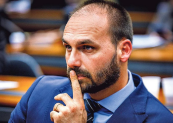 PF informou ao STF que não conseguiu notificar Eduardo Bolsonaro nos EUA em inquérito sobre trama internacional. Moraes pode determinar citação por edital ou via Câmara para dar prosseguimento ao processo.