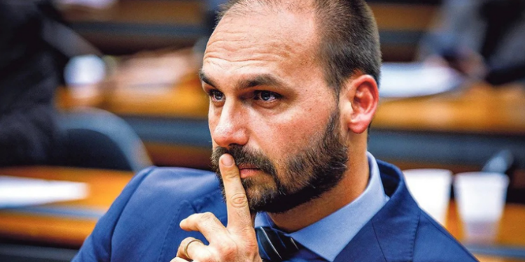 PF informou ao STF que não conseguiu notificar Eduardo Bolsonaro nos EUA em inquérito sobre trama internacional. Moraes pode determinar citação por edital ou via Câmara para dar prosseguimento ao processo.