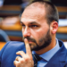 PF informou ao STF que não conseguiu notificar Eduardo Bolsonaro nos EUA em inquérito sobre trama internacional. Moraes pode determinar citação por edital ou via Câmara para dar prosseguimento ao processo.