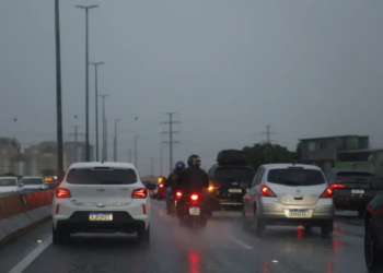 Frente fria no litoral provoca rajadas de vento acima de 76 km/h no Rio de Janeiro e região serrana. Alerta é válido até a noite de terça-feira (9). Defesa Civil orienta população a adotar medidas de segurança.