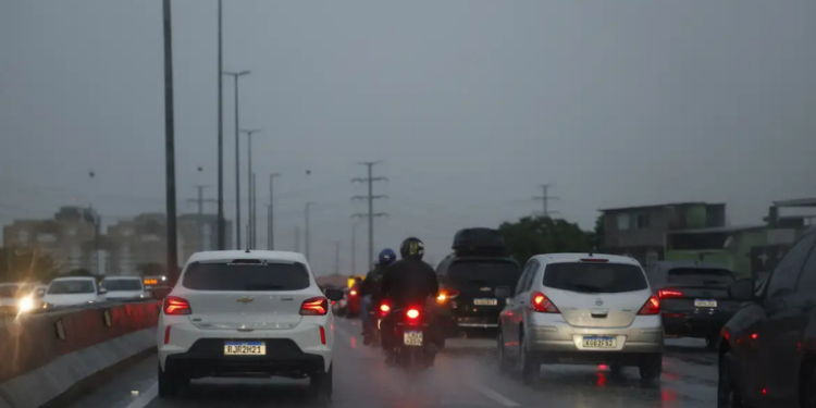 Frente fria no litoral provoca rajadas de vento acima de 76 km/h no Rio de Janeiro e região serrana. Alerta é válido até a noite de terça-feira (9). Defesa Civil orienta população a adotar medidas de segurança.