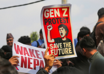 Protestos violentos no Nepal liderados pela Geração Z derrubam o governo após bloqueio de redes sociais. Parlamentares evacuados, prédios incendiados e renúncia do primeiro-ministro marcam a maior crise no país em décadas.