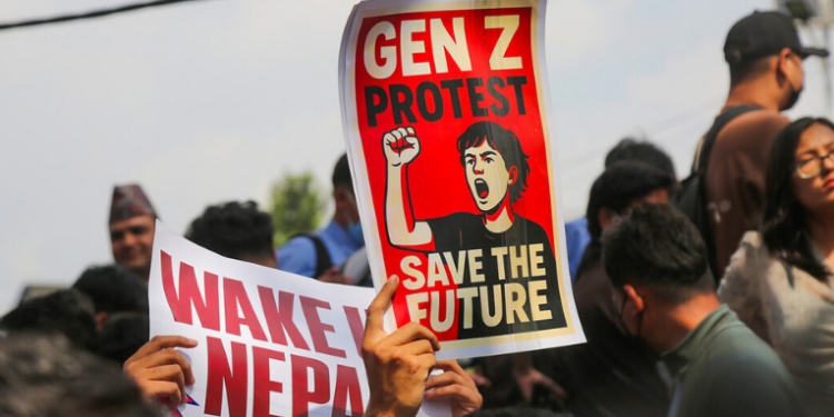 Protestos violentos no Nepal liderados pela Geração Z derrubam o governo após bloqueio de redes sociais. Parlamentares evacuados, prédios incendiados e renúncia do primeiro-ministro marcam a maior crise no país em décadas.