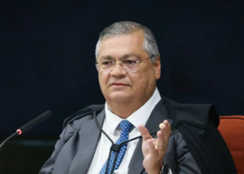 O ministro Flávio Dino votou nesta terça (9) pela condenação de Jair Bolsonaro e mais sete aliados por tentativa de golpe de Estado. STF segue julgamento. Penas podem chegar a 30 anos.