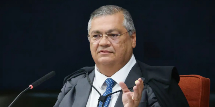 O ministro Flávio Dino votou nesta terça (9) pela condenação de Jair Bolsonaro e mais sete aliados por tentativa de golpe de Estado. STF segue julgamento. Penas podem chegar a 30 anos.