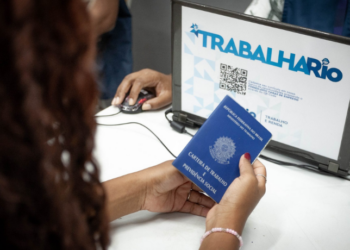 Município do Rio encerra setembro com 1.546 vagas abertas, incluindo 700 para candidatos sem experiência e 115 para pessoas com deficiência. Veja como se candidatar e locais de atendimento.