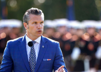 Pete Hegseth, secretário de Guerra dos EUA, declara o fim de políticas ligadas à identidade de gênero e mudanças climáticas nas Forças Armadas, durante reunião com lideranças militares na Virgínia.