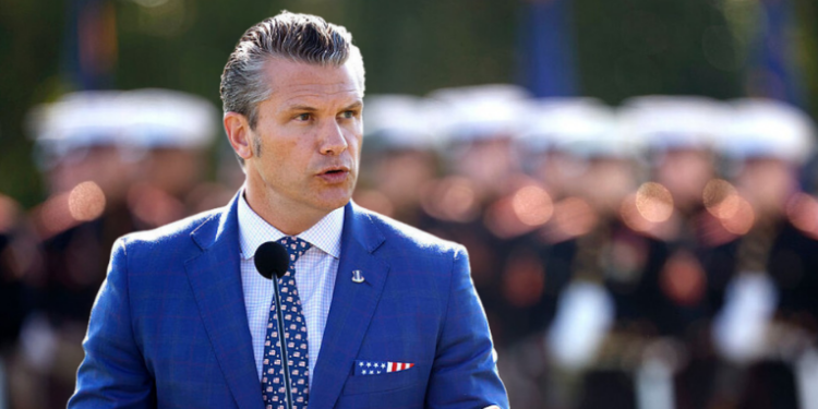 Pete Hegseth, secretário de Guerra dos EUA, declara o fim de políticas ligadas à identidade de gênero e mudanças climáticas nas Forças Armadas, durante reunião com lideranças militares na Virgínia.