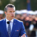 Pete Hegseth, secretário de Guerra dos EUA, declara o fim de políticas ligadas à identidade de gênero e mudanças climáticas nas Forças Armadas, durante reunião com lideranças militares na Virgínia.