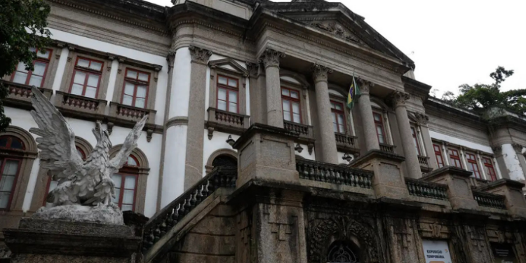O Serviço Geológico do Brasil e a Petrobras começam em 19 de setembro as obras do Centro Científico e Cultural da Urca, com foco em pesquisa e inovação em geociências, incluindo a revitalização do Museu de Ciências da Terra.
