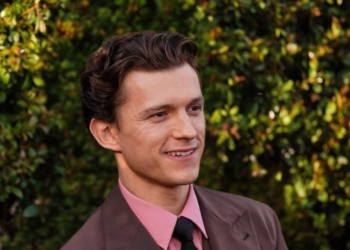 Tom Holland atualiza fãs após sofrer concussão leve nas filmagens de Homem-Aranha: Um Novo Dia. Acidente ocorreu nos estúdios em Watford, na Inglaterra. Filmagens foram suspensas por uma semana.