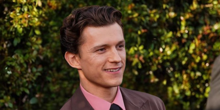Tom Holland atualiza fãs após sofrer concussão leve nas filmagens de Homem-Aranha: Um Novo Dia. Acidente ocorreu nos estúdios em Watford, na Inglaterra. Filmagens foram suspensas por uma semana.