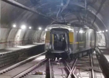 Linha 4-Amarela opera com restrições após descarrilamento em São Paulo; ViaQuatro retoma serviço em via singela, com velocidade reduzida e ônibus extras para passageiros.