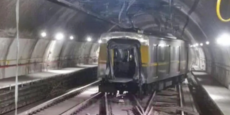Linha 4-Amarela opera com restrições após descarrilamento em São Paulo; ViaQuatro retoma serviço em via singela, com velocidade reduzida e ônibus extras para passageiros.