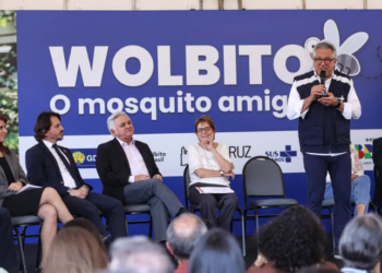 Mosquitos Aedes aegypti com a bactéria Wolbachia foram soltos no DF, Valparaíso e Luziânia para reduzir a transmissão de dengue, zika e chikungunya. Iniciativa marca a inauguração da nova biofábrica no Guará.
