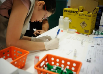 Hepatite A tem aumento de 50% no Rio em 2025, com quase 500 casos. Secretário Daniel Soranz destaca crescimento entre jovens e reforça importância da vacinação.
