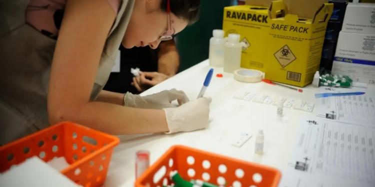 Hepatite A tem aumento de 50% no Rio em 2025, com quase 500 casos. Secretário Daniel Soranz destaca crescimento entre jovens e reforça importância da vacinação.