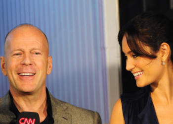 Emma Heming Willis afirma que transferir Bruce Willis para uma instituição com cuidadores profissionais foi a decisão mais segura para o ator e suas filhas, apesar da polêmica nas redes sociais.