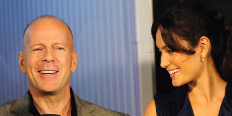 Emma Heming Willis afirma que transferir Bruce Willis para uma instituição com cuidadores profissionais foi a decisão mais segura para o ator e suas filhas, apesar da polêmica nas redes sociais.