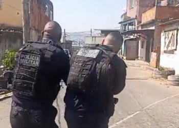 Operação do Bope no Complexo da Mangueirinha, em Duque de Caxias, deixou dois suspeitos mortos e quatro presos. Polícia apreendeu fuzil, pistolas e drogas; escolas e unidades de saúde suspenderam atividades.