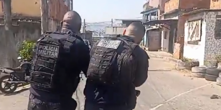 Operação do Bope no Complexo da Mangueirinha, em Duque de Caxias, deixou dois suspeitos mortos e quatro presos. Polícia apreendeu fuzil, pistolas e drogas; escolas e unidades de saúde suspenderam atividades.
