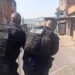 Operação do Bope no Complexo da Mangueirinha, em Duque de Caxias, deixou dois suspeitos mortos e quatro presos. Polícia apreendeu fuzil, pistolas e drogas; escolas e unidades de saúde suspenderam atividades.