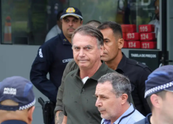 Alexandre de Moraes cobra da Polícia Penal do DF explicações sobre escolta de Bolsonaro em hospital. Ex-presidente cumpre prisão domiciliar e foi condenado pela Primeira Turma do STF na ação da trama golpista.