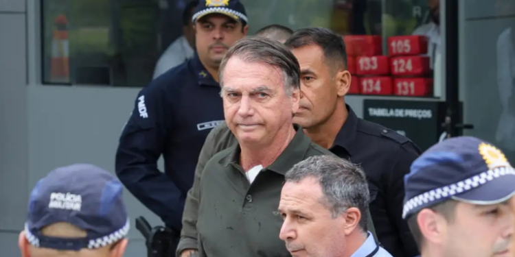 Alexandre de Moraes cobra da Polícia Penal do DF explicações sobre escolta de Bolsonaro em hospital. Ex-presidente cumpre prisão domiciliar e foi condenado pela Primeira Turma do STF na ação da trama golpista.