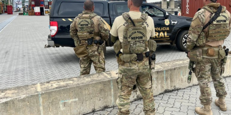 Polícia Federal prende no Porto do Rio de Janeiro homem foragido por estelionato há mais de sete anos. Operação Le Petrel Esquembre reforça combate ao crime organizado e fiscalização portuária.