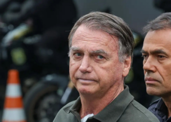 Bolsonaro deixa prisão domiciliar para exames médicos; Moraes exige explicações da Polícia Penal sobre escolta e permanência no hospital. Ex-presidente cumpre prisão domiciliar desde 4 de agosto.